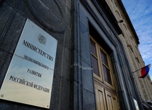 Директор, совмещающий должность Оценщика, в нашей фирме сдал экзамены Минэка по направлениям: недвижимость, движимое имущество и бизнес